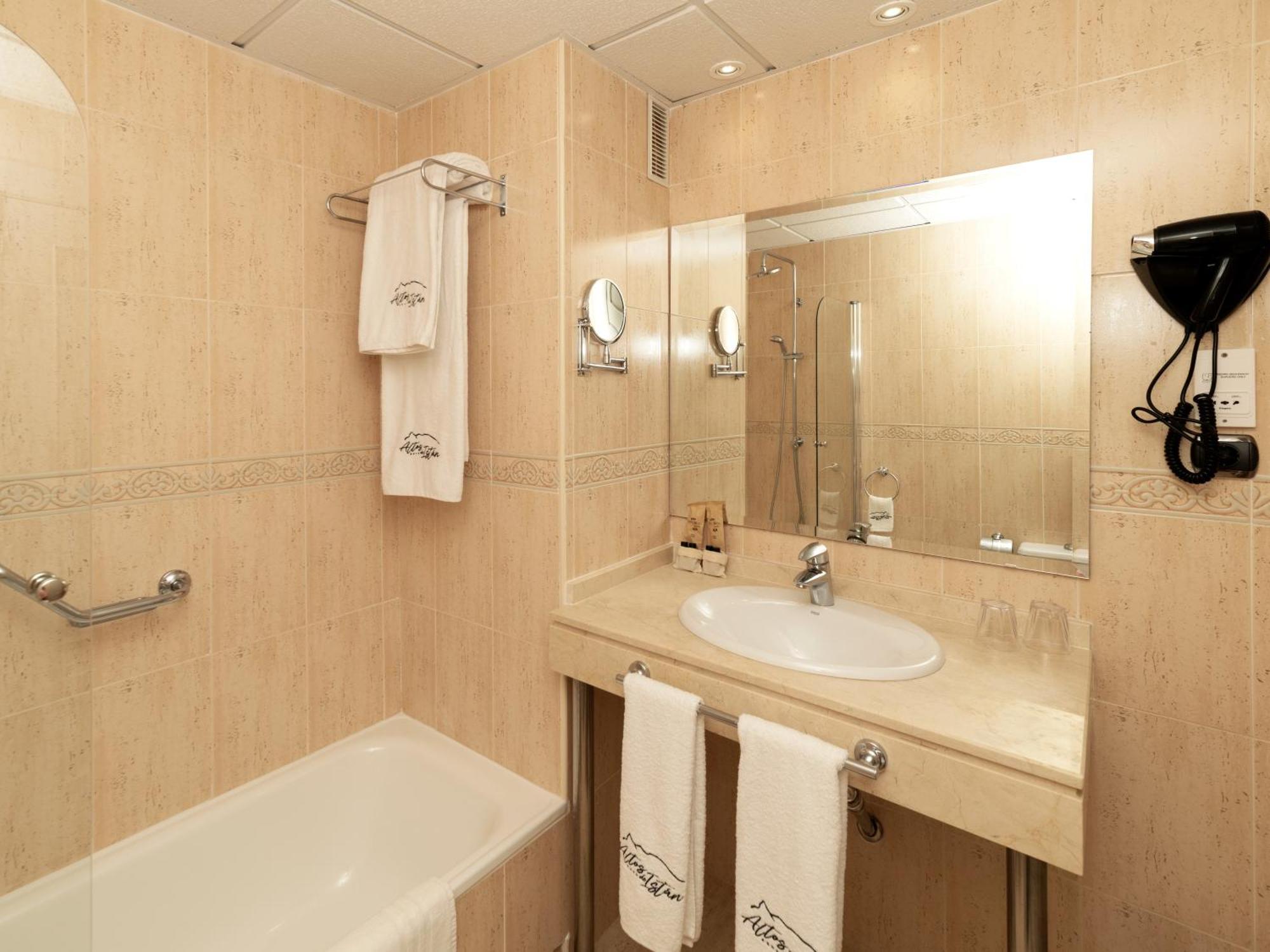 Hotel Altos De イスタン エクステリア 写真